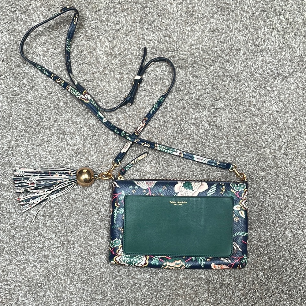Super cute Tory Burch crossbody purse